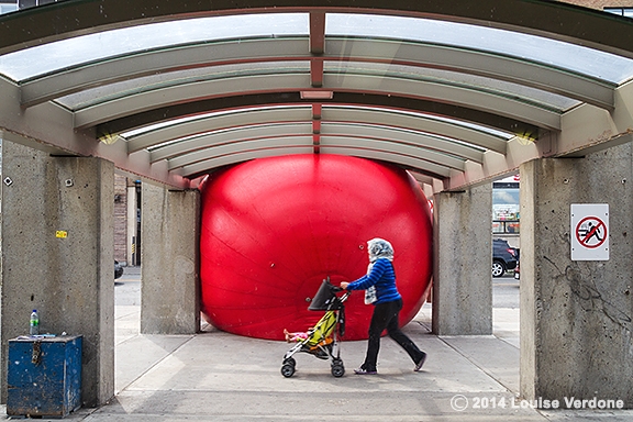 Ballon rouge à la gare Jean-Talon 2