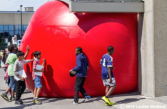 Ballon rouge à la gare Jean-Talon 4