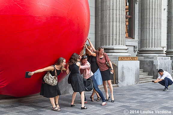 Ballon rouge à la Banque de Montréal 2