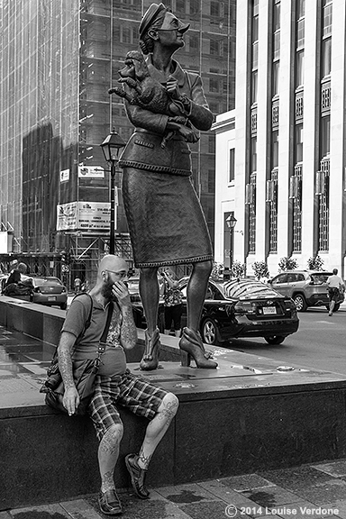 Homme et sculpture d’une femme avec caniche