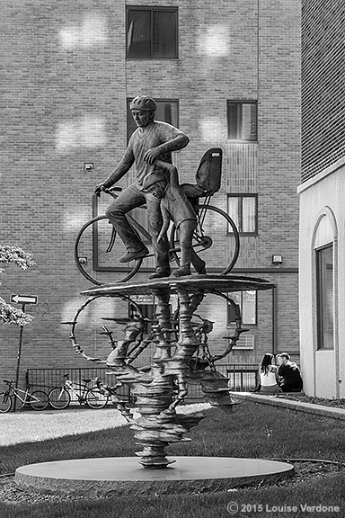 Couple et Sculpture cycliste