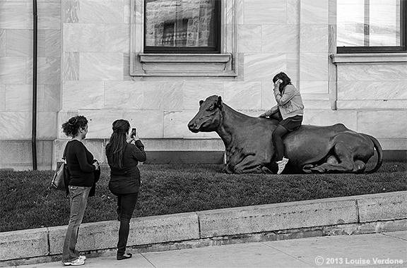 Femmes et sculpture d’une vache