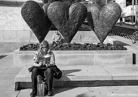 Femme et sculpture de coeurs