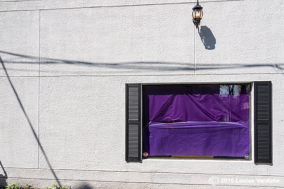 Façade avec fenêtre violette