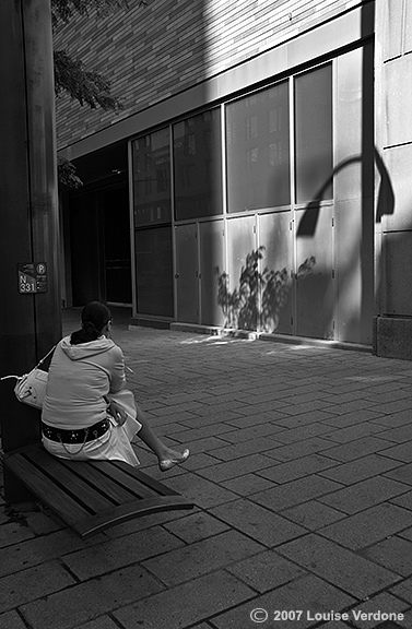 Femme en blanc dans l’ombre