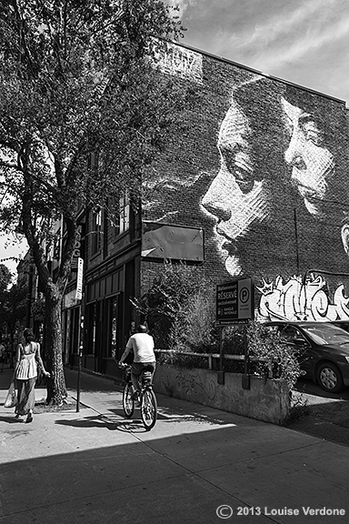 Femme et cycliste dans la lumière