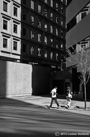 Couple entre dans la lumière