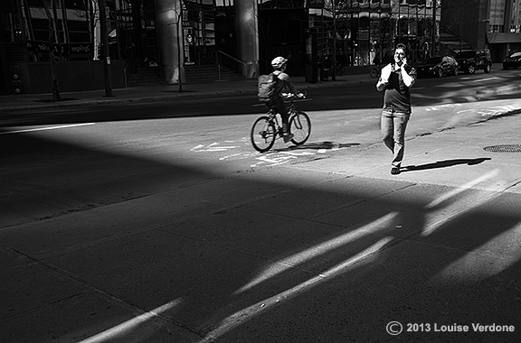 Cycliste et conversation dans la lumière