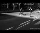 Cycliste et conversation dans la lumière