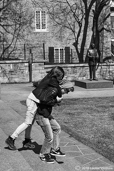 Couple jouant près d'une sculpture