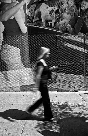 Femme floue et publicité