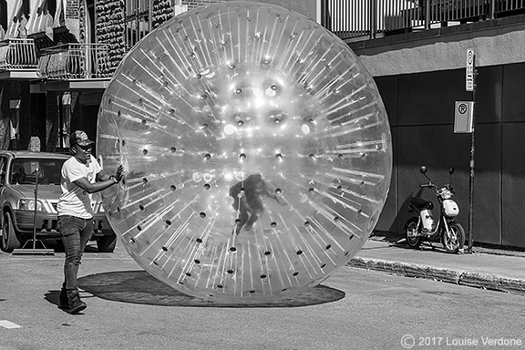 Fille dans un ballon