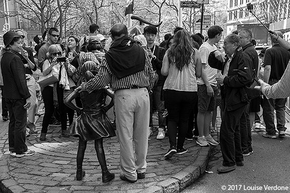 Une pose avec une sculpture