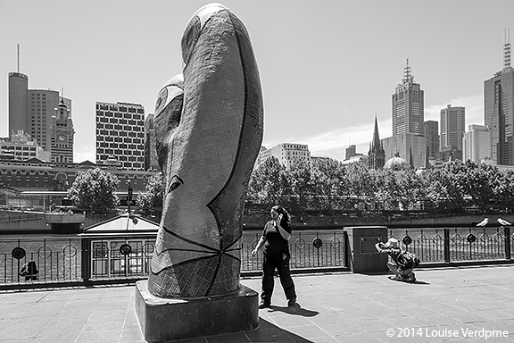 Femmes et oiseaux autour d'une sculpture