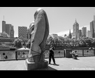 Femmes et oiseaux autour d'une sculpture