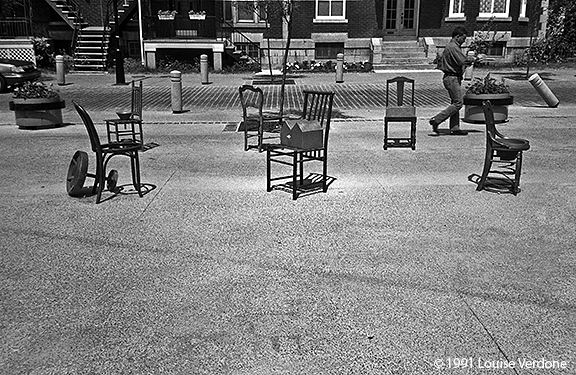 Autour de sculptures de chaises