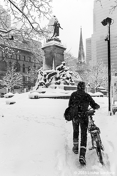 Autour d'une sculpture dans la neige