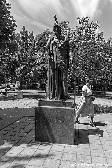 Autour d'une sculpture dans un parc