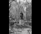 Sculpture et chaises dans un carré