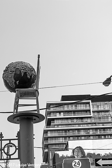 Autour de la terre sur une chaise