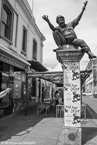 Autour d'une sculpture riante