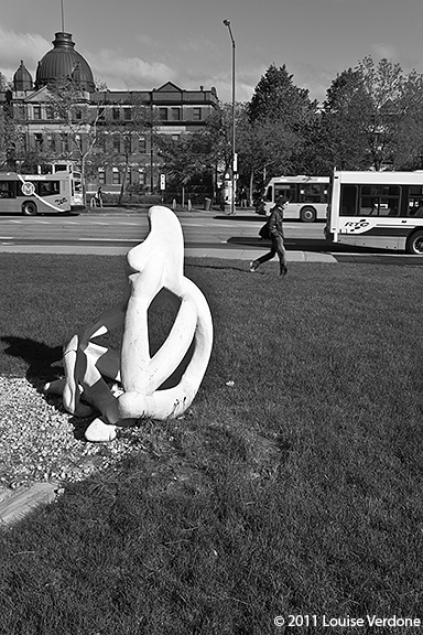 Autour d'une sculpture assise