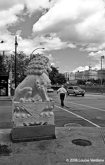 Marcheur près d'une sculpture d'un lion