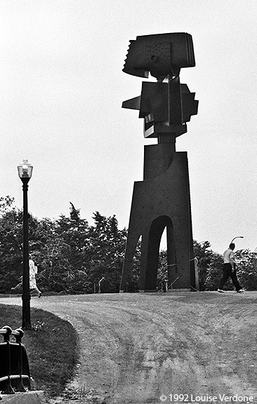 Marcheur près d'une sculpture