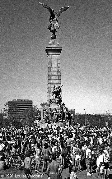 Foule autour d'une sculpture