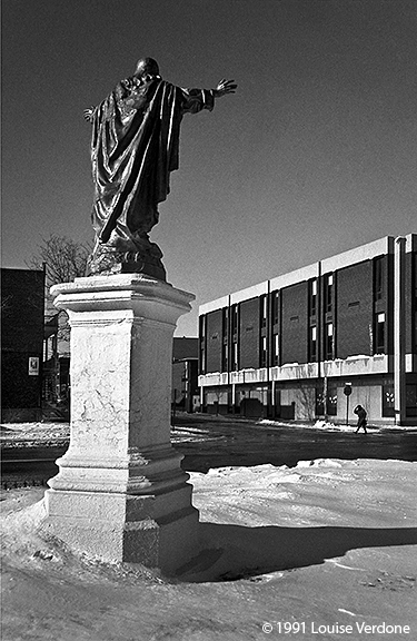 Around a Religious Sculpture