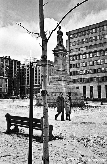 Couple autour d'une sculpture