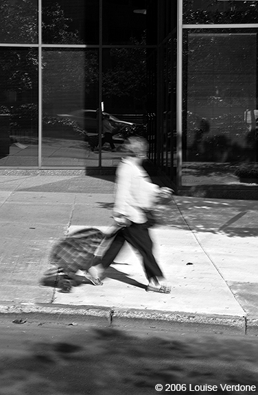 Femme floue avec chariot de courses