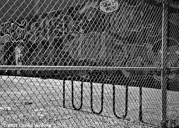 Graffiti et porte-vélos en cage