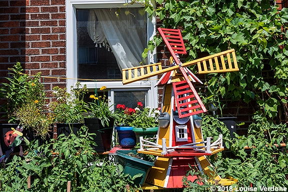 Moulim à vent dans un jardin