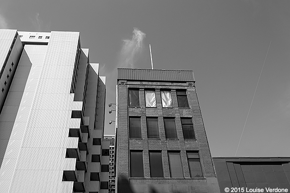 Voile de nuage et bâtisses