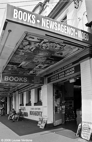 Devant une librairie