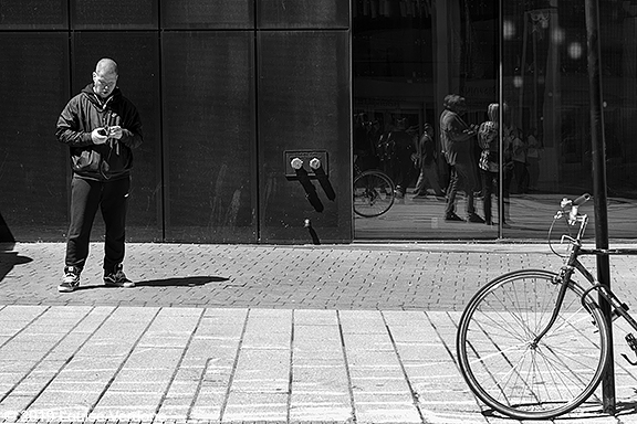 Téléphone cellulaire et roue