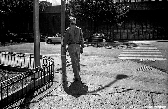 Ombre de lampadaire et homme