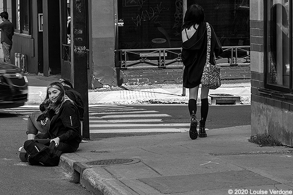 Assises sur le trottoir