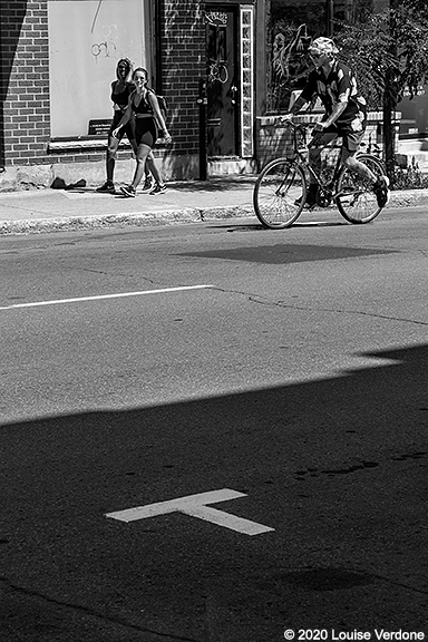 T, ligne, cycliste et piétons