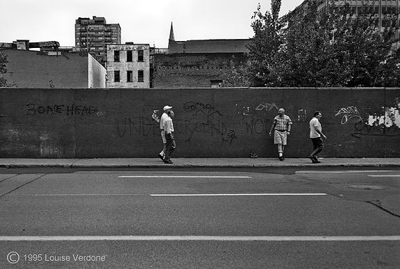 En passant un mur de graffiti