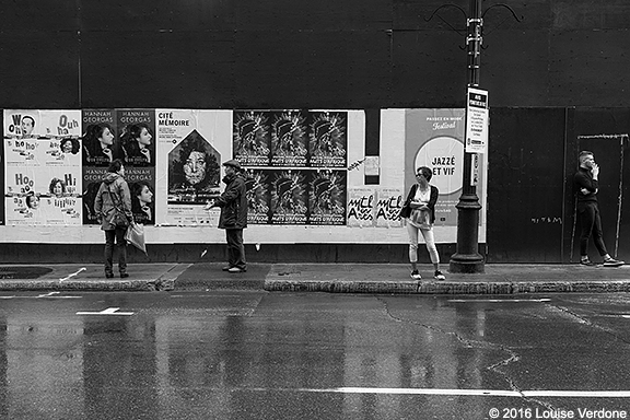 En passant une rue trempée