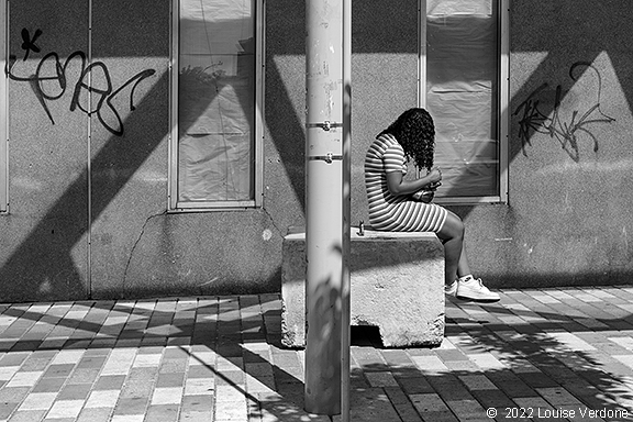 Assise sur un bloc