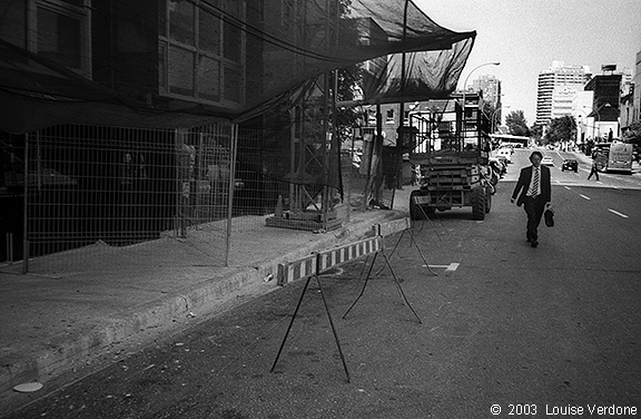 Sur la rue près d'obstacles