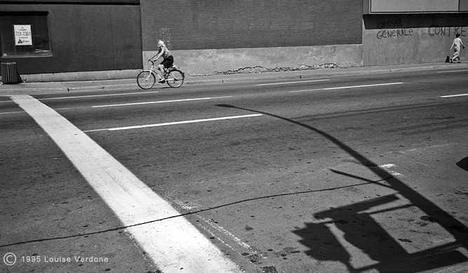 Ombre d'un lampadaire et cycliste