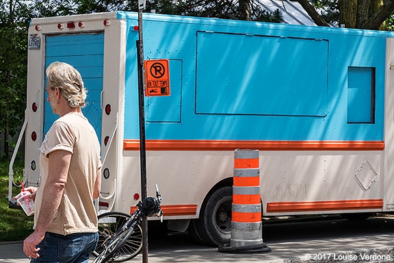 Camion bleu et orange