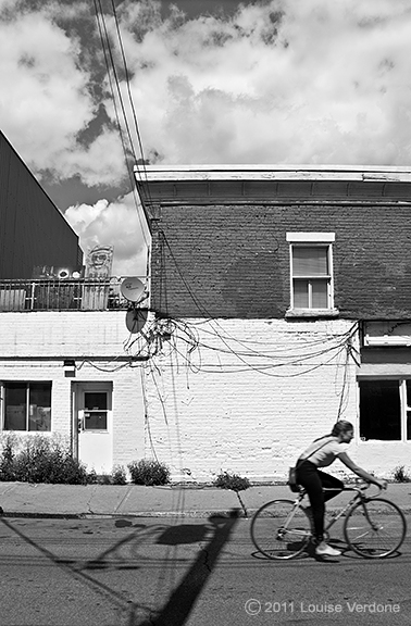 Fils et cycliste en jaune