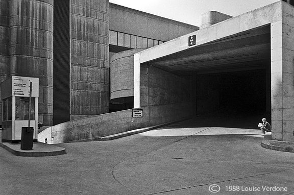 Homme à l'entrée d'un stationnement