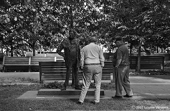 Deux hommes et sculpture