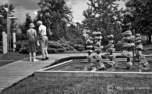 Couple âgé et sculptures